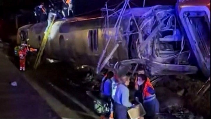 Τους 39 έφτασαν οι νεκροί από τη σύγκρουση τρένων 